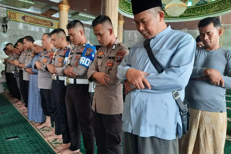 Shalat Gaib dipimpin Ustadz H. Abdillah Lubis, SE, S.Pd.I, M.Pd.I, dengan diikuti sekitar 50 jamaah.