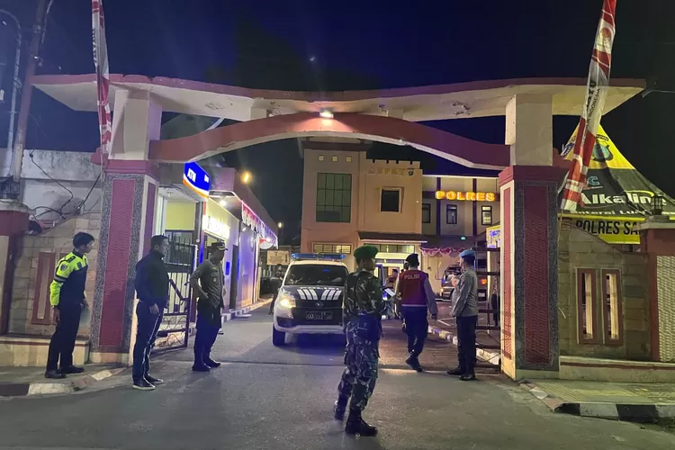 Puluhan personel gabungan dikerahkan dalam patroli ini, terdiri dari anggota Polres Samosir, Koramil 03 Pangururan, Satpol PP dan Dishub. 