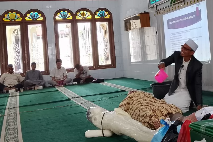 Pelatihan Fardhu Kifayah di Masjid Al Mukhlisin Desa Laut Dendang Kecamatan Percut Sei Tuan, Minggu (31/8/2025).