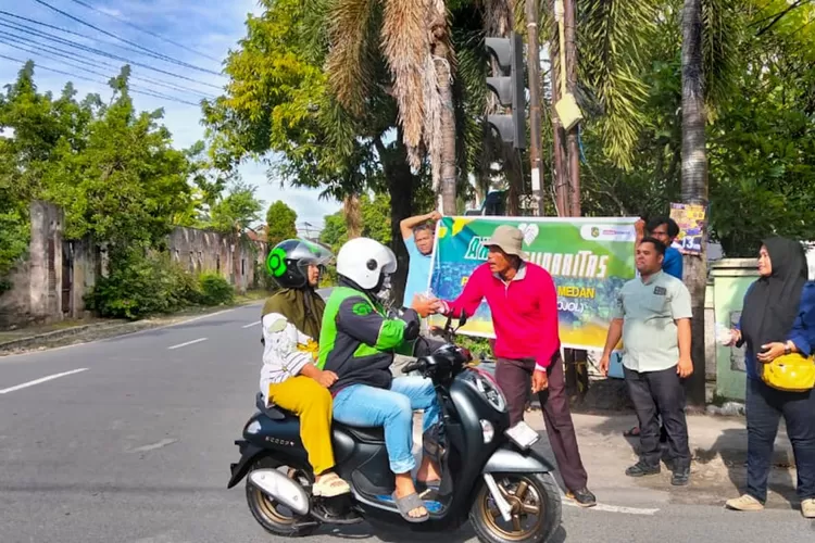 Pemko Medan melalui Kecamatan dan Kelurahan bagikan sarapan pagi bagi pengemudi Ojol di Jalan H.M Said Kecamatan Medan Timur, Senin (1/9/2025).
