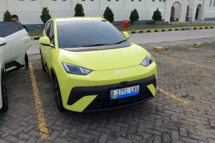 BYD Atto 1 2025 terasa mengejutkan karena sejak awal melihat tampilannya saja sudah tidak sesuai dengan bayangan sebuah mobil listrik mungil berharga murah. (Tangkapan Layar YouTube Otodriver)