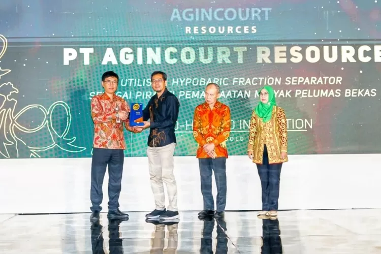 PTAR, pengelola Tambang Emas Martabe, kembali menorehkan prestasi gemilang di kancah nasional dengan meraih Gold Award kategori Eco-Hazard Innovation pada ajang Eco-Tech Pioneer and Sustainability Award (EPSA) 2025 yang digelar Universitas Diponegoro (UNDIP).(Foto : Realitasonline / Ist)