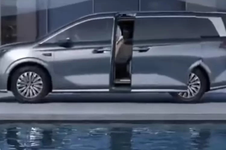 BYD M9 hadir sebagai MPV listrik premium yang digadang-gadang jadi penantang serius Toyota Alphard sekaligus alternatif lebih murah dibanding Denza D9. (Tangkapan Layar YouTube Oto Biz)