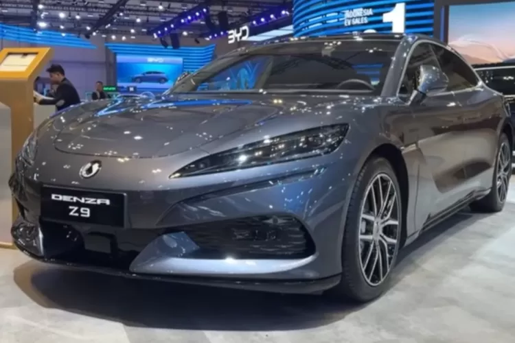 Denza Z9 adalah sedan mewah terbaru dari BYD yang hadir dalam versi listrik murni dan plug-in hybrid. (Tangkapan Layar YouTube AutonetMagz)