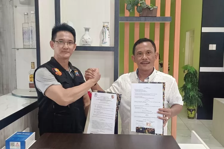 Ketua Banko. Garuda Medan Edi Candra (kiri) bersama Ketua LPA Deli Serdang Junaidi Malik.