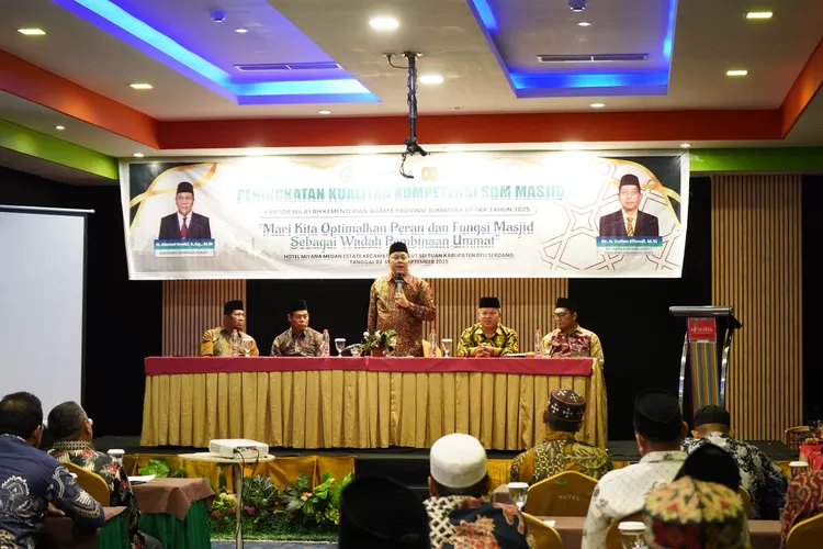Kakanwil Kemenag Sumut Ahmad Qosbi memberi pengarahan didepan peserta pengurus Masjid dalam gelar peningkatan kompetensi SDM di Hotel Miyana Kecamatan Percut Sei Tuan, Rabu (3/9/2025).