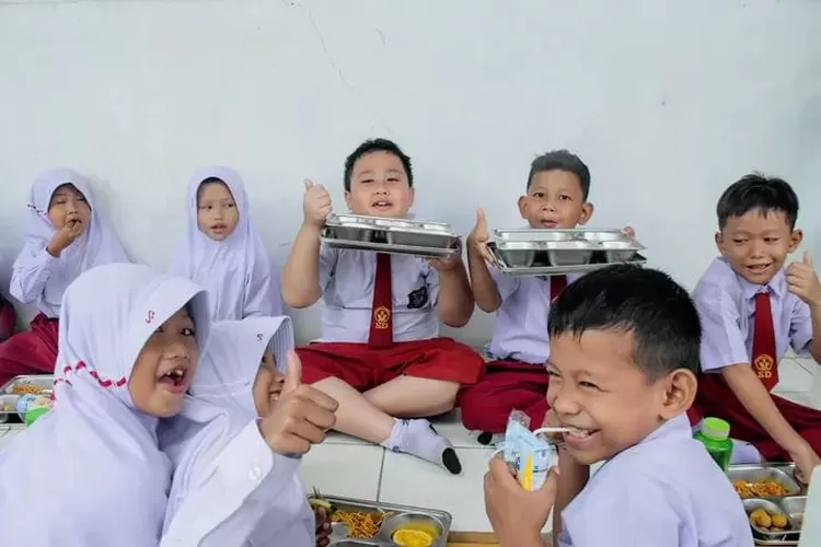 Senyum ceria anak-anak menjadi perhatian tersendiri baginya.