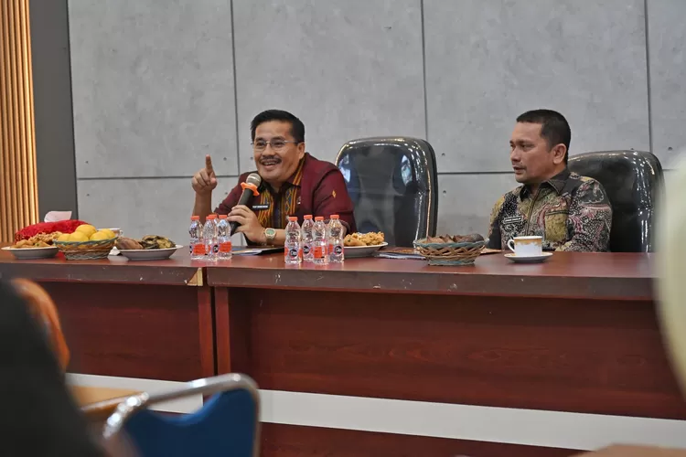 Sekretaris Daerah Provinsi Sumatera Utara (Sumut) Togap Simangunsong melakukan kunjungan kerja dan silaturahmi dengan Pejabat dan Jajaran Staf ASN ke Kantor Dinas Perkebunan dan Peternakan Sumut di Jalan Jenderal AH Nasution Nomor 24 Medan, Kamis (4/9/2025).