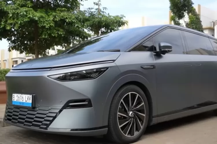 Kalau membandingkan Xpeng X9 dan Denza D9, keduanya sama-sama hadir sebagai MPV listrik premium dari Tiongkok, tetapi arah pengembangan dan karakternya berbeda. (Tangkapan Layar YouTube  Pengepul Mobil)