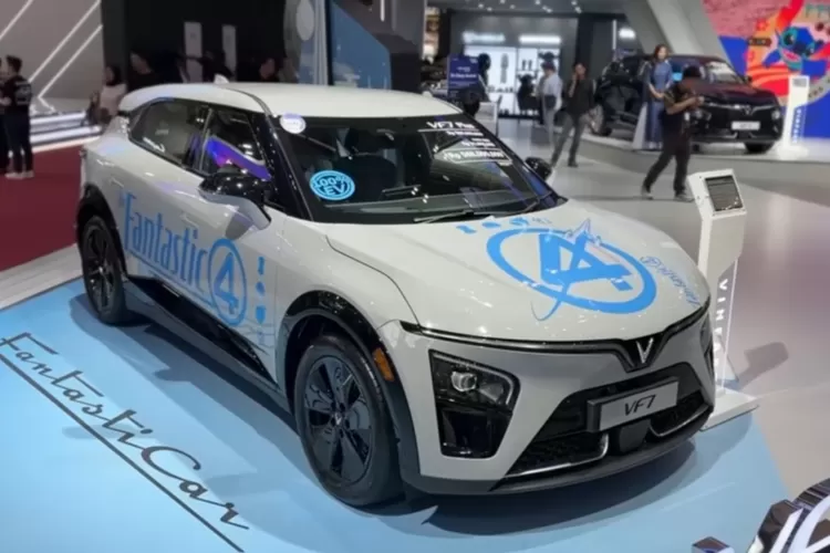 VinFast VF 7 adalah SUV listrik segmen C hasil desain futuristik dari Torino Design yang kini menjadi model paling mahal dari lini VinFast di Indonesia. (Tangkapan Layar YouTube Ridwan Hanif)