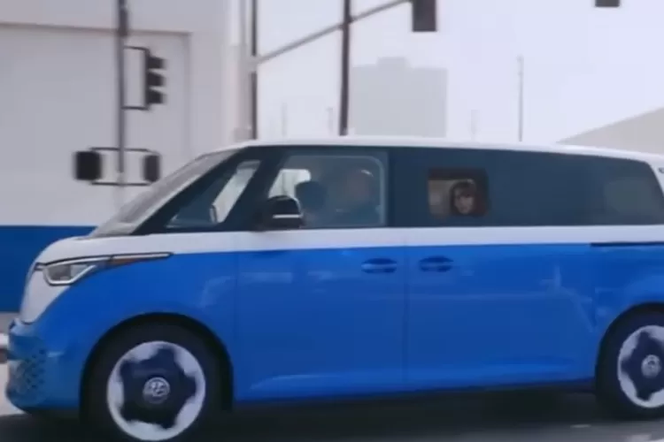 VW ID Buzz bisa dibilang mobil yang menghadirkan nuansa klasik sekaligus modern. (Tangkapan Layar YouTube Motomobi)