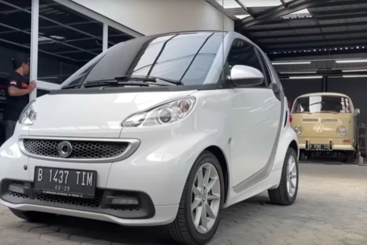 Smart Fortwo adalah mobil mungil buatan Jerman yang dirancang khusus untuk penggunaan di dalam kota dengan dimensi yang sangat kompak. (Tangkapan Layar YouTube Ridwan Hanif)