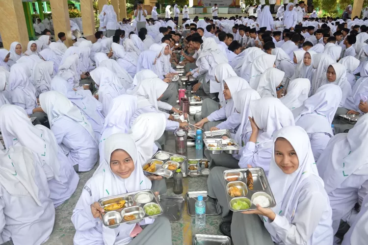 Keceriaan siswa MAN 2 Deli Serdang sambut program MBG yang mulai dilaksanakan, Senin (8/9/2025).
