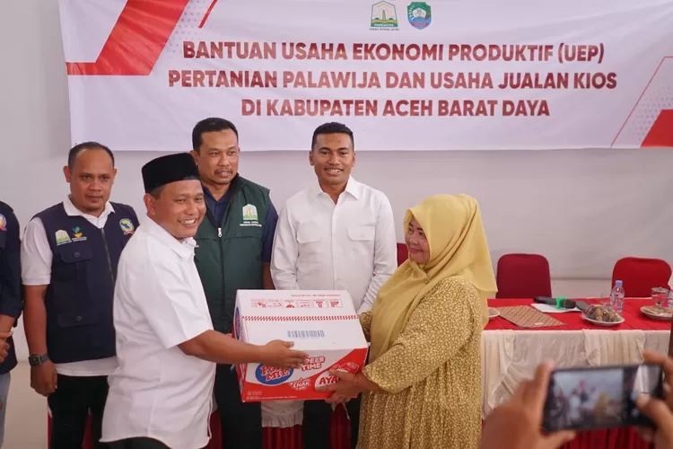 Bupati Abdya Safaruddin (tengah) menyaksikan proses penyaluran bantuan UEP kepada 30 KPM yang berlangsung di Pendopo Bupati setempat, Rabu (10/9/2025)