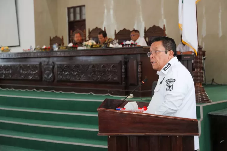 Wesly Silalahi saat menyampaikan tanggapan di rapat Paripurna  (Realitasonline.id/RH)