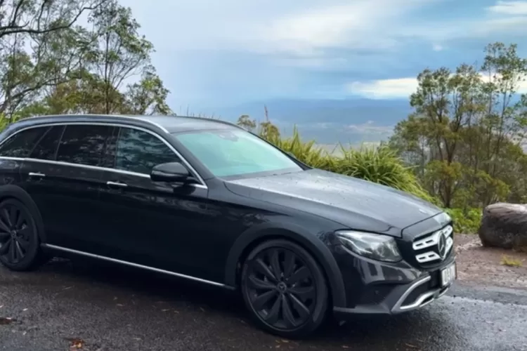  Mercedes E Class All Terrain pada dasarnya adalah versi wagon dari E Class yang dibuat lebih tangguh dengan ground clearance lebih tinggi, tambahan body cladding, serta sistem penggerak AWD 4MATIC. (Tangkapan Layar YouTube High Peak Autos)