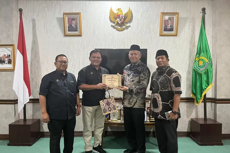 Plt. Kabag TU Dr. Maksim Batubara wakili Kakanwil Kemenag Sumut sambut kunjungan Ahli Majelis Menyuarat Negeri Malaka YB Datuk Rahmad bahas produk makanan halal, Rabu (10/9/2025).