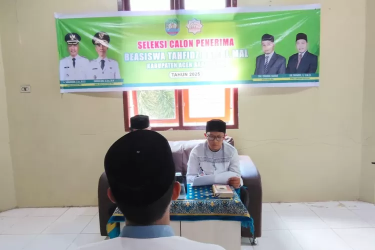 Dewan Juri menyeleksi para penerima beasiswa Tahfiz tahun 2025 yang diselenggara Baitul Mal Abdya