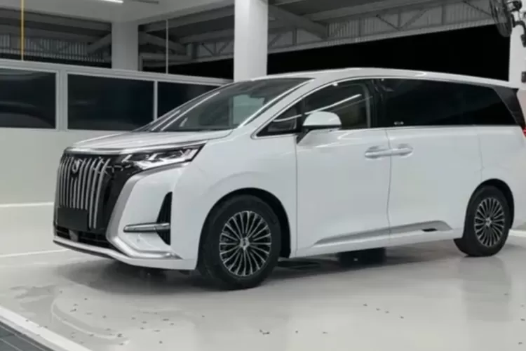 Heboh soal harga Denza D9 Hybrid yang turun gila gilaan membuat banyak orang penasaran. (Tangkapan Layar YouTube O Blitz)