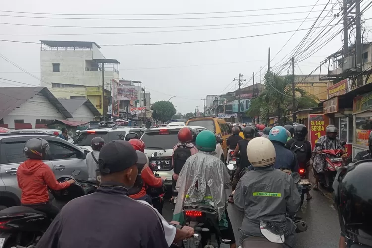 Rendahnya kesadaran ini terwujud dalam berbagai perilaku yang mengganggu kelancaran arus lalu lintas, seperti tidak disiplin dalam berkendara dan mengabaikan etika di jalan.