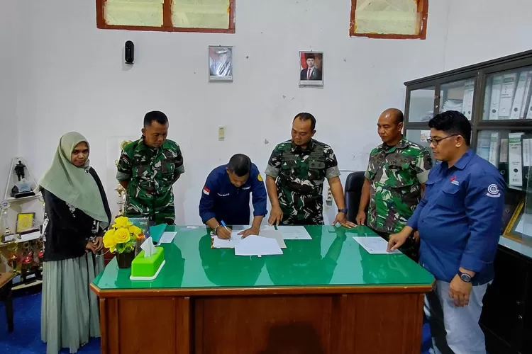 Kadistanpan Abdya, Hendri Yadi menandatangani kerjasama optimalisasi lahan rawa bersama Dandim 0110/Abdya Letkol Inf Beni Maradona, Sabtu (13/9/2025)