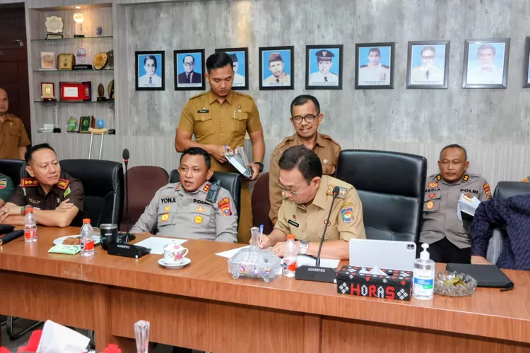 Bupati Tapsel Gus Irawan Pasaribu saat memimpin rskor penyelesaian sengketa lahan antara PT TPL dengan masyarakat, di kantor Bupati Tapsel. (Foto : Realitasonline / Riswandy)