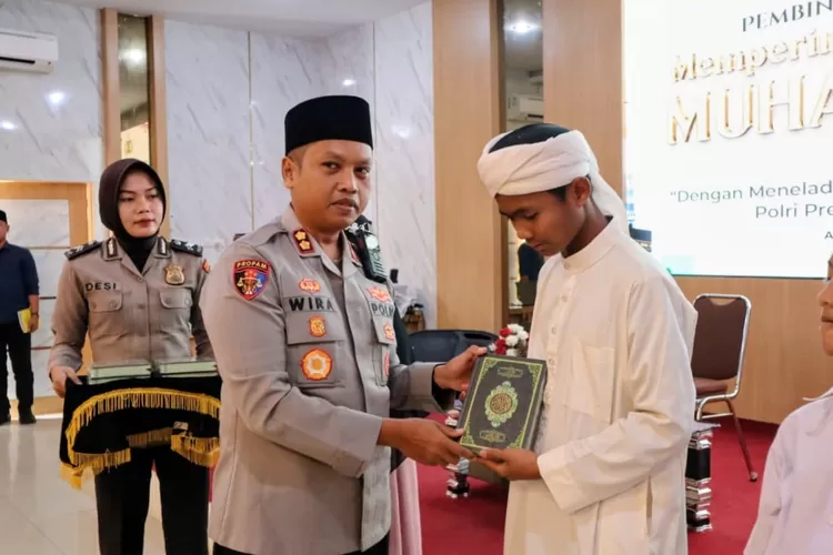 Kapolres Padangsidimpuan AKBP Dr. Wira Prayatna serahkan Al quran kepada Pondok Pesantren di acara peringatan Maulid Nabi Besar Muhammad SAW 1447 H / 2025 M, di Aula Pratidina Mapolres Padangsidimpuan, Jalan SM. Raja, Kota Padangsidimpuan, Kamis (11/9/2025).(Foto : Realitasonline / Riswandy)