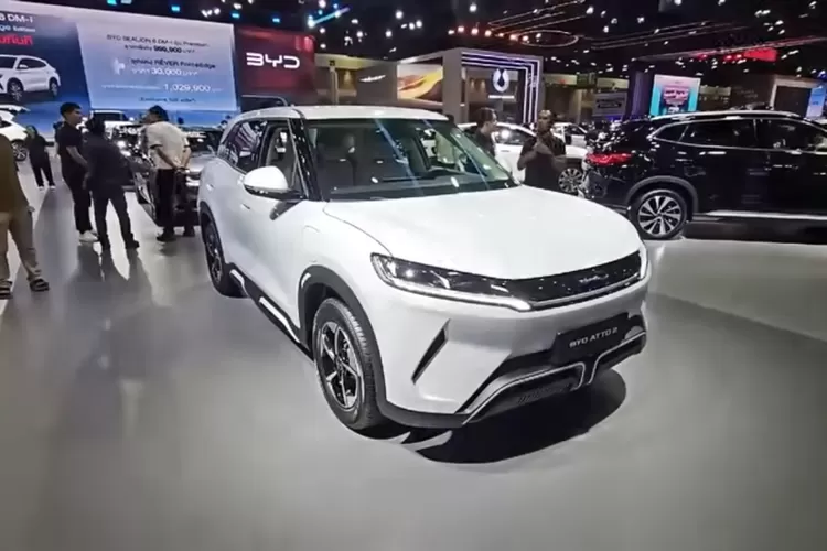 mobil baru yang baru saja dipamerkan langsung menarik perhatian masyarakat dalam jumlah yang sangat besar. (Tangkapan Layar YouTube  AUTO DP)