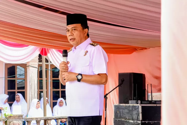 Wakil Bupati Tapsel, H. Jafar Syahbuddin Ritonga, beri sambutan saat menghadiri Safari Maulid Nabi Muhammad SAW 1447 H yang digelar Pemerintah Kecamatan Angkola Barat bersama BKMT di Kelurahan Sitinjak, Kecamatan Angkola Barat, Rabu (10/9/2025).(Foto : Realitasonline / Riswandy)