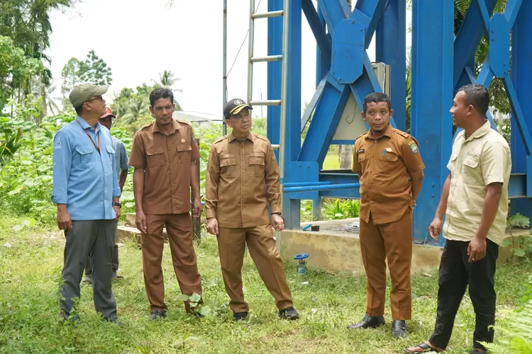 Asisten II Setdakab Abdya Rahwadi didampingi Kadis PUPR Zadi Saputra dan Direktur PDAM Tirta Abdya Riza Ariffiandi mengecek permasalahan air bersih di Alue Pade, Kecamatan Kuala Batee, Senin (15/9/2025) kemaren