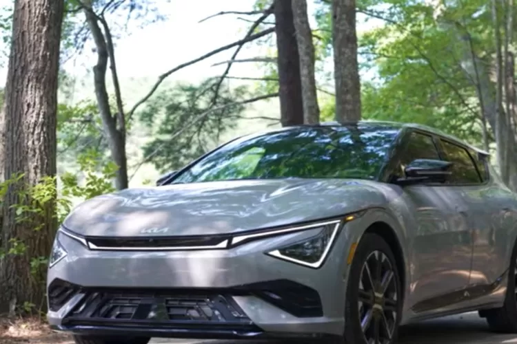 EV6 2025 dari Kia adalah pembaharuan yang cukup matang dari model sebelumnya, dengan berbagai penyempurnaan baik di tampilan, performa, maupun kenyamanan. (Tangkapan Layar YouTube  CarGurus)