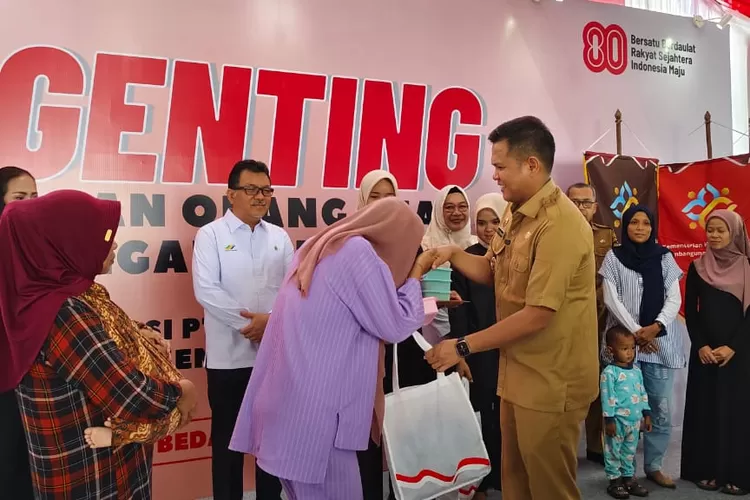 Wabup Sergai menyerahkan secara langsung kunci rumah kepada Alfian, warga penerima bantuan rumah layak huni.