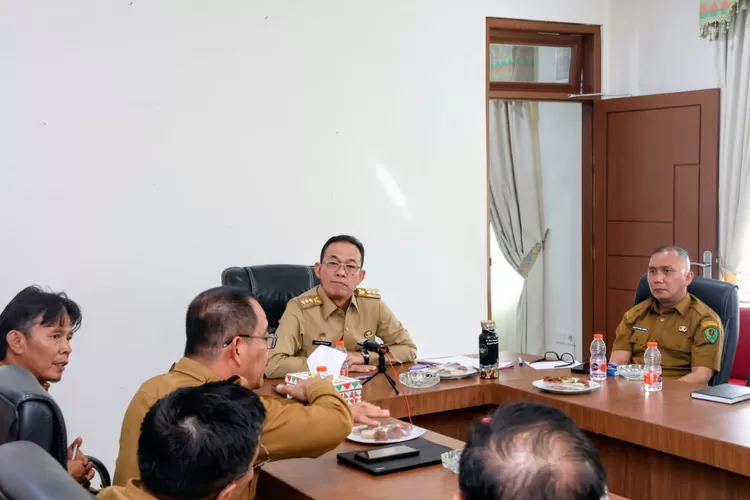 Bupati Tapsel Gus Irawan Pasaribu usai mengikuti zoom meeting dengan Kepala Kanwil BPN Sumut, Kantah Tapsel dan BPKH Wilayah I Medan terkait penyelesaian konflik lahan antara masyarakat dan PT.TPL, di ruang kerja Bupati Tapsel, Senin (15/9/2025). (Foto : Realitasonline / Riswandy )