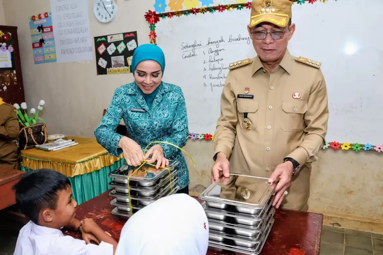 Bupati Tapsel H. Gus Irawan Pasaribu bersama Wakil Bupati Jafar Syahbuddin Rotonga dan jajaran Forkopimda melakukan peninjauan langsung pelaksanaan Program MBG di SD Negeri 101216 Situmba, Desa Situmba, Kecamatan Sipirok, Kabupaten Tapsel, Senin (15/9/2025).(Foto : Realitasonline / Riswandy)