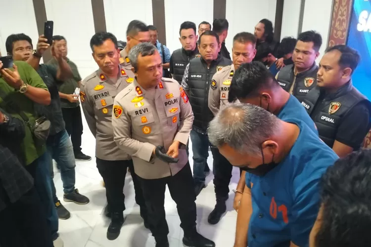 AKBP Revi Nurvelani didampingi Kasat Reskrim AKP Ghulam Yanuar saat mempertanyakan kepada pemilik tambang terkait kejadian naas tersebut (HS)