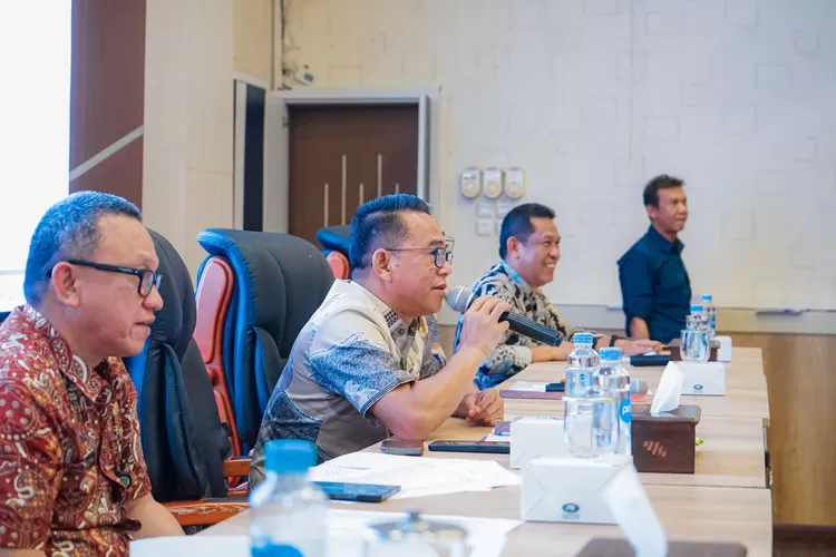 Wakil Wali Kota Zakiyuddin pimpin rapat monitoring dan evaluasi penggunaan dana di Kelurahan, Kamis (18/9/2025).