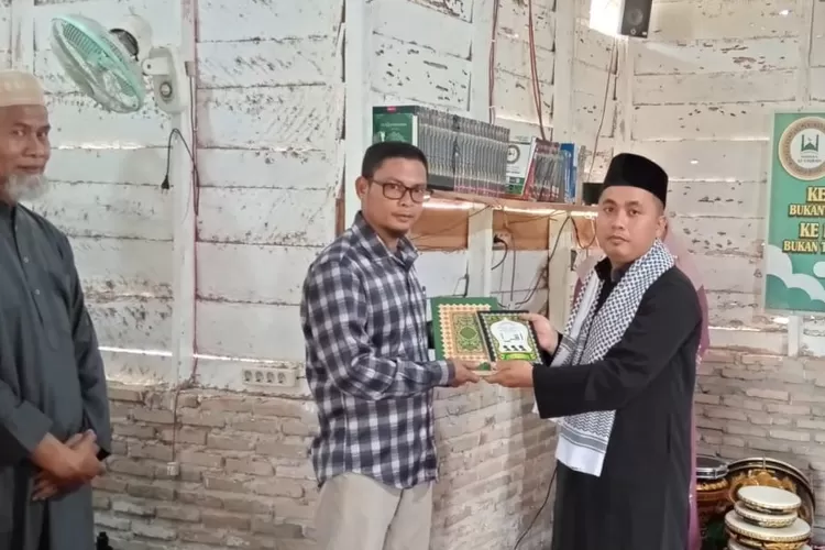 Ustadz Muhammad Soleh pembuat inovasi kembangkan Mushola dengan konsep "jajan berkah" dan "sembako berkah".