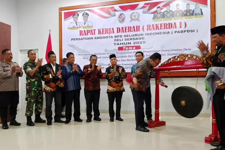 Tampak Bupati Asri Ludin Tambunan memukul gong tanda dibukanya Rakerda I PABPDSI Kabupaten Deli Serdang Tahun 2025 di Gedung Cadika Pramuka Lubuk Pakam, Jumat (19/9/2025).