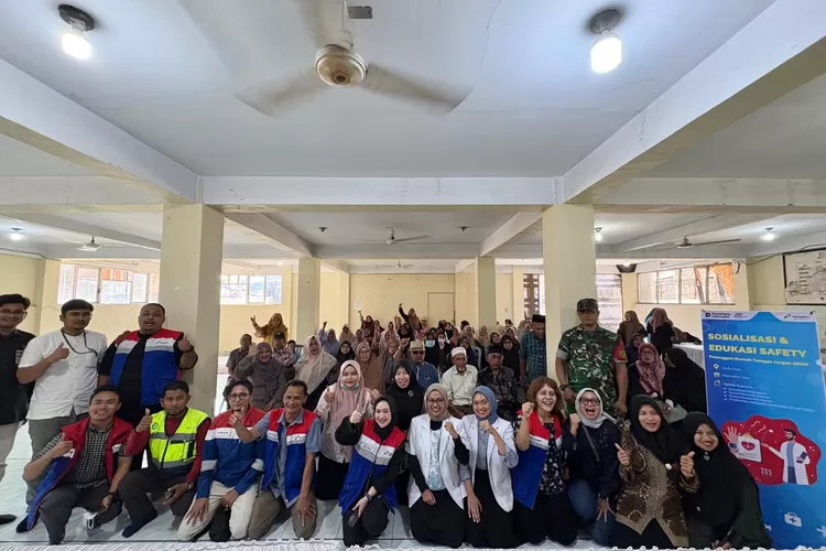 PGN juga memberikan penyuluhan dan pemeriksaan kesehatan dan pemberian makan tambahan untuk Balita gratis untuk warga di desa tersebut .