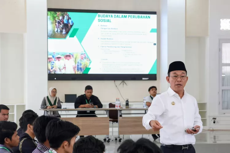 Bupati Tapsel, H. Gus Irawan Pasaribu, beri paparan, saat menjadi narasumber pada Latihan Kader II (Intermediate Training) Tingkat Nasional HMI Cabang Padangsidimpuan - Tapsel, yang digelar di Mess Pemprovsu, Kecamatan Sipirok, Jumat (19/9/2025).(Foto : Realitasonline / Riswandy)