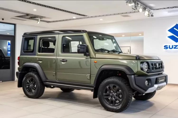 Suzuki Jimny 5 Door adalah varian terbaru dari Jimny yang dirancang agar lebih praktis dan nyaman, tanpa kehilangan karakter off-road yang jadi ciri khasnya. (Tangkapan Layar YouTube  BenZ Cars)