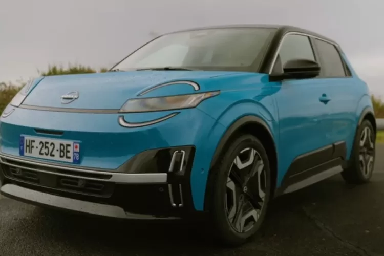 Nissan Micra baru hadir dengan konsep yang sangat erat kaitannya dengan Renault 5 modern, karena keduanya berbagi platform dan teknologi dari aliansi Renault-Nissan. (Tangkapan Layar YouTube  Everything Electric CARS)