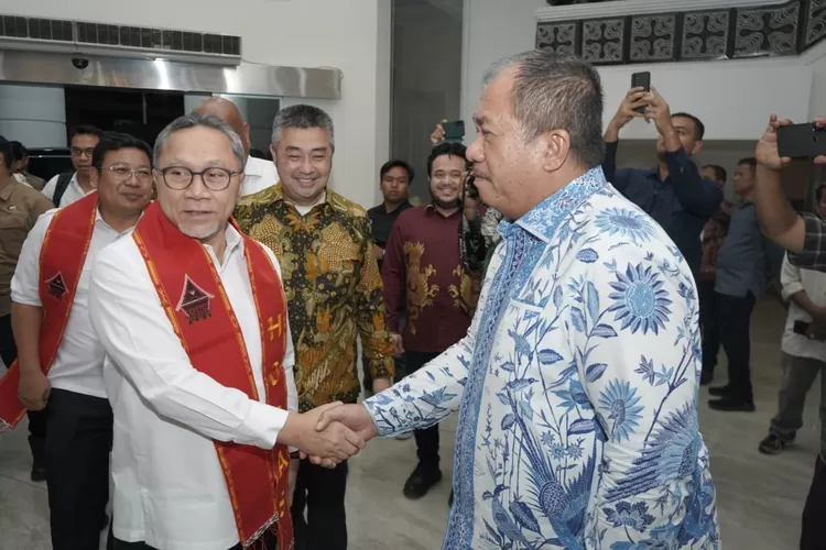 Bupati Asahan Taufik ZA Siregar saat bersama Menteri Koordinator Bidang Pangan RI sekaligus Ketua Satgas Koperasi Merah Putih, Dr. Zulkifli Hasan (Ist)
