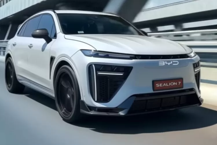 BYD Sealion 7 adalah SUV listrik ukuran menengah dari BYD yang diluncurkan sekitar 2024, dibangun di atas platform e-Platform 3.0 Evo (Tangkapan Layar YouTube RZN Auto)