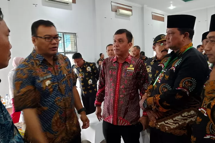 Tampak Bupati Deli Serdang dr.Asri Ludin Tambunan memberi pengarahan kepada Ketua PABPDSI, H. Buhairi Muslim, saat setelah membuka Rakerda I, di Cadika Pramuka Lubuk Pakam, Jumat (19/9/2025).
