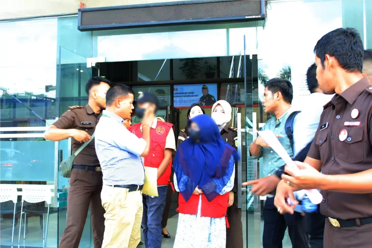 Kepala seksi (Kasi) intelijen Daniel Setiawan Barus membenarkan pihaknya telah menahan dua orang tersangka tersebut berdasarkan Surat Perintah penahanan Nomor : PRINT : 05/L.2.26.4 /Fd.1/09/2025 tanggal 22 September 2025.