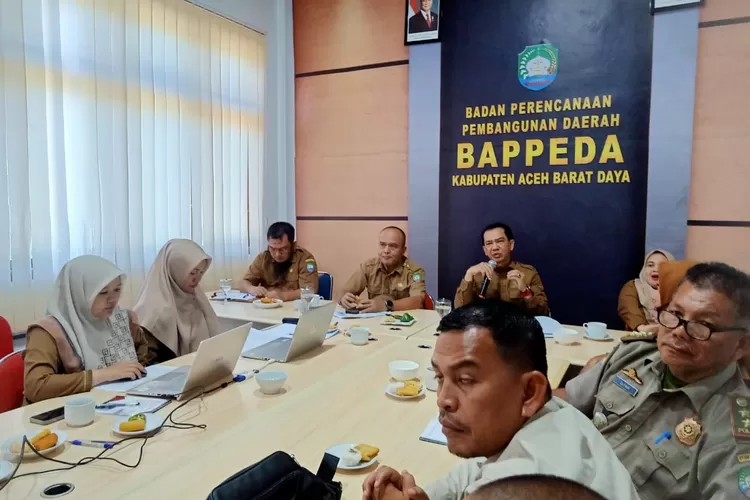 Asisten II Setdakab Abdya Rahwadi didampingi Kepala Dinas Perkim LH Armayadi memaparkan situasi terkini tentang pengelolaan sampah di kabupaten setempat, Selasa (23/9/2025)