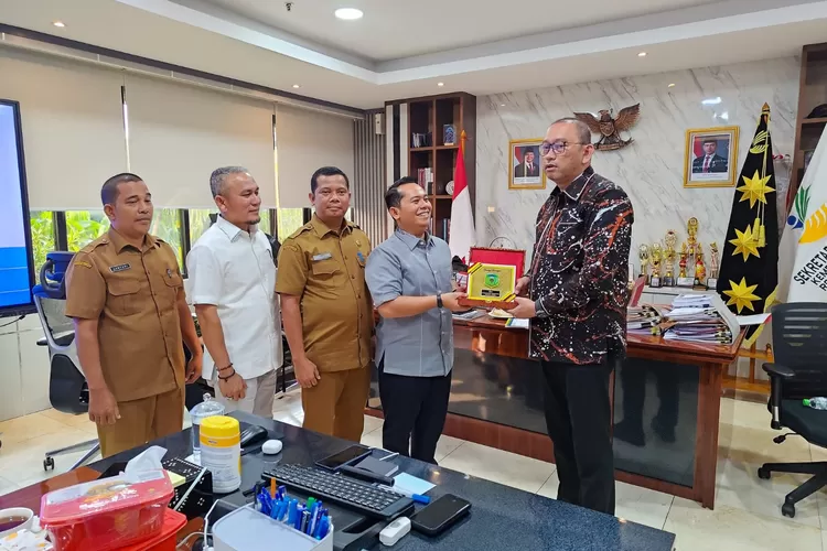 Bupati Putra Mahkota Alam Hasibuan SE, menyerahkan proposal usulan di dampingi Plt Kadis Sosial Ahmad Damhuri Hasibuan SE, M.Si, Plt Kadis PUTR Amir Han Hasibuan, yang diterima Sekjen Kemensos Dr Robben Rico A.Md, LLAJ, SH, ST.M.Si, Selasa (23/9/2025). (Realitassonline.id - Dok)