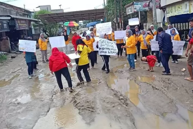Warga yang memblokir jalan rusak.