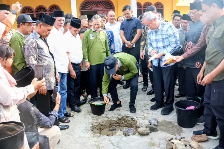 Ketua Majelis Wilayah (MW) KAHMI Sumut, H. Rusdi Lubis, letakkan batu pertama pembangunan soft launching Lafran Pane Heritage dalam rangka Milad ke-59 KAHMI di Desa Pangurabaan, Kecamatan Sipirok, Kabupaten Tapsel, Minggu (21/9/2025). (Foto : Realitasonline / Riswandy)